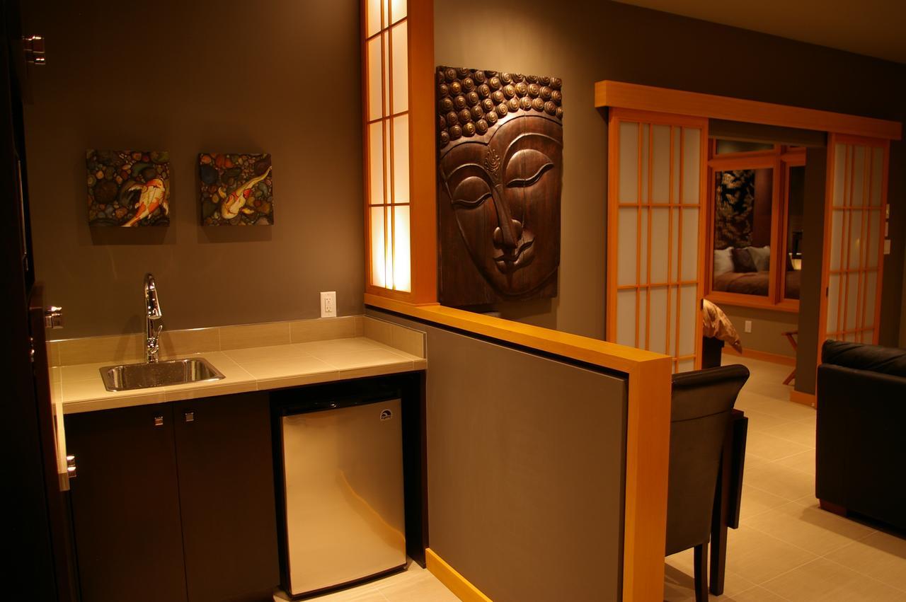 Shades Of Jade Inn & Spa Roberts Creek Exterior photo